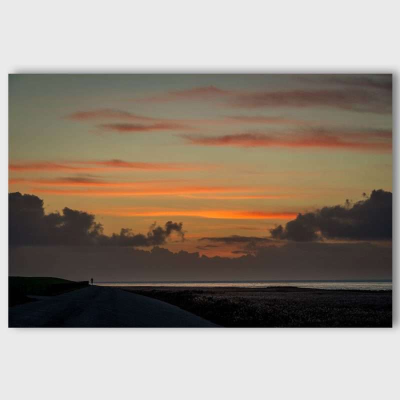 Wanddecoratie All Alone - Hardloper bij Zonsondergang aan de Wadkust van Friesland