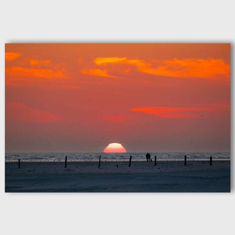 Wanddecoratie Sunset Couple - Romantische Zonsondergang met Stel en Hond