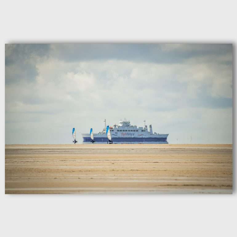 Wanddecoratie Buggies at Rømø Beach – Strandbuggies op Rømø met veerboot op de achtergrond