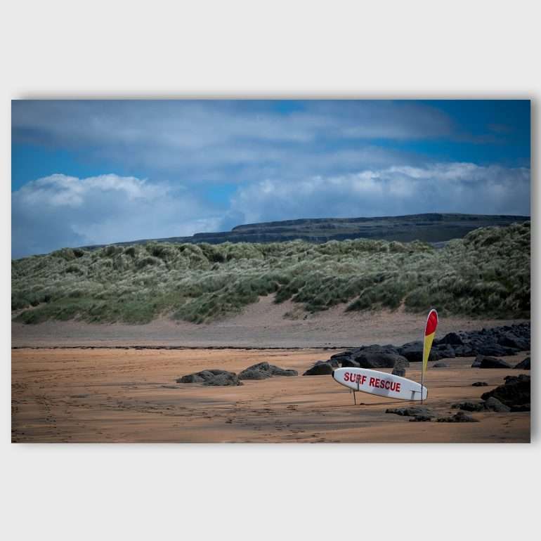 Wanddecoratie Fanore Surf Rescue – Zonnige strandscène met surf rescue bord op Fanore Beach, Ierland