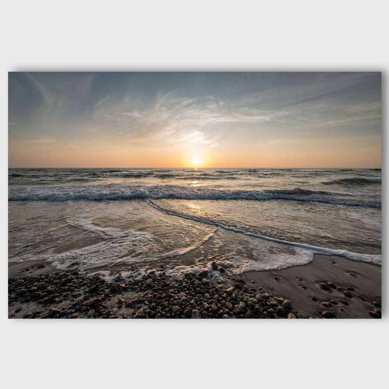 Wanddecoratie Sunset Waves – Ondergaande zon aan het strand van Denemarken met golven en een oranje gloed