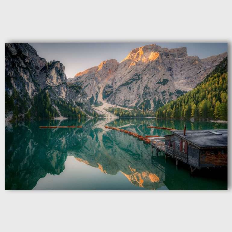 Wanddecoratie Lago Di Braies – Spiegelglad meer bij zonsopkomst in de Dolomieten