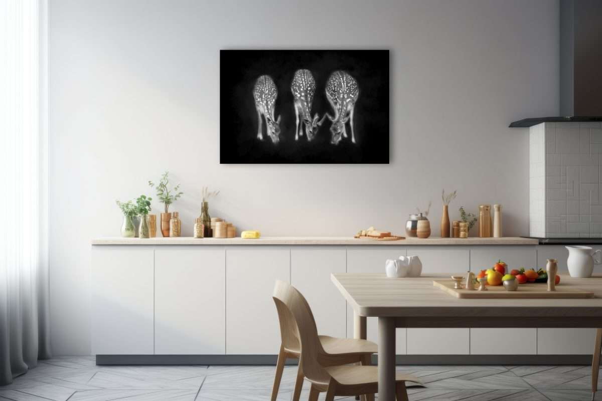 zwart wit muurdecoratie in een moderne keuken